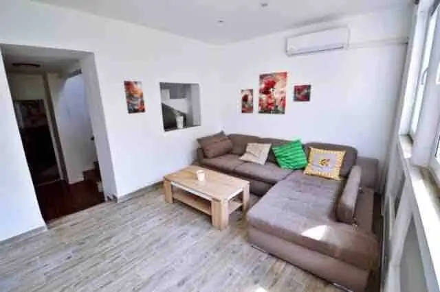 Betina Selo 8+1 07 - Kornatica