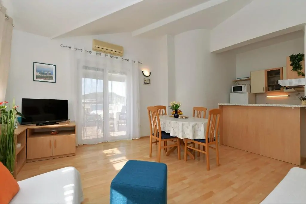 Anita A1 2+2 01 - Kornatica