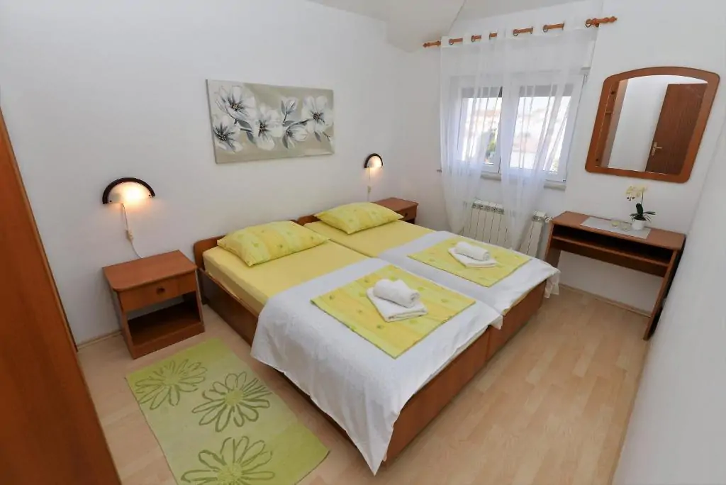 Anita A2 2+2 01 - Kornatica