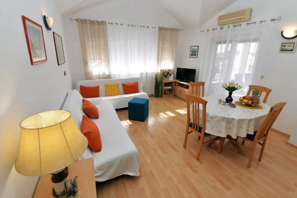 Anita A1 2+2 02 - Kornatica