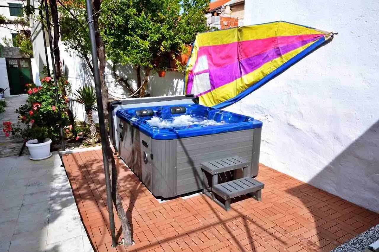 Betina Selo 8+1 09 - Kornatica