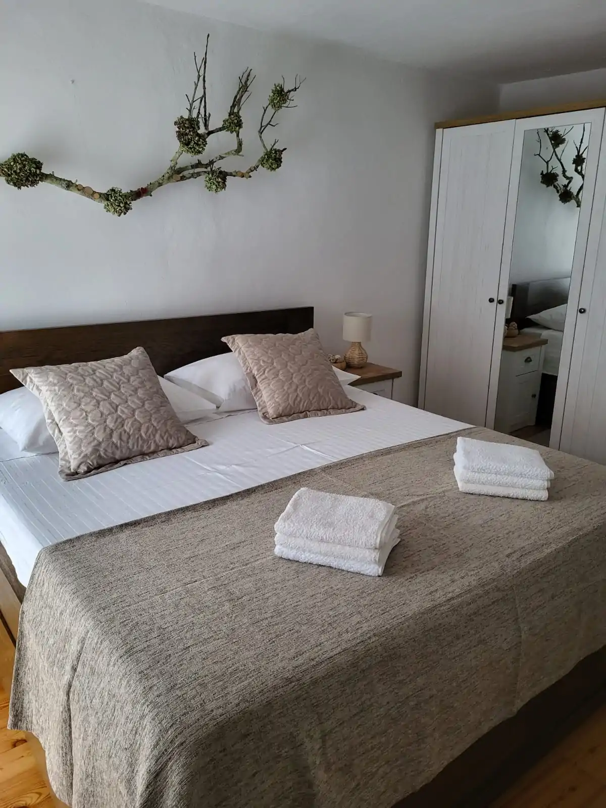 Selo 4+0 12 - Kornatica