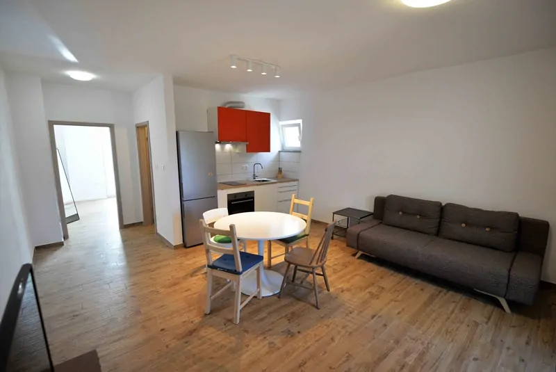 Viktor B 2+2 01 - Kornatica