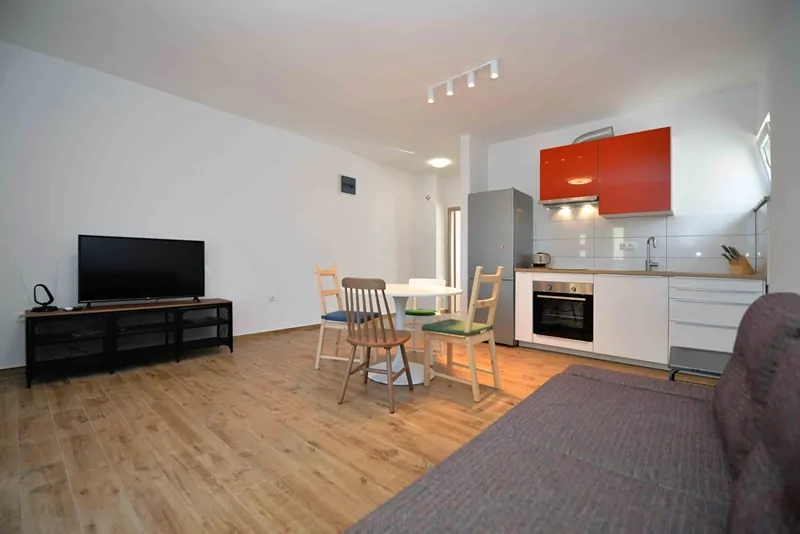 Viktor B 2+2 02 - Kornatica