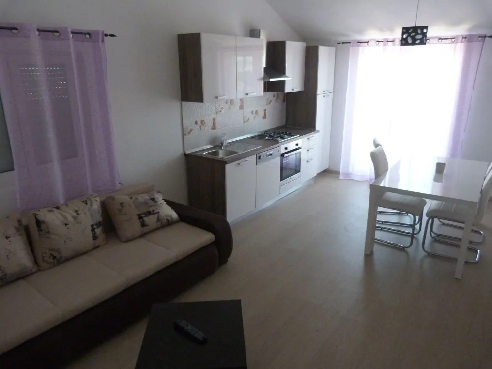 Polje Chiara 2+1 02 - Kornatica