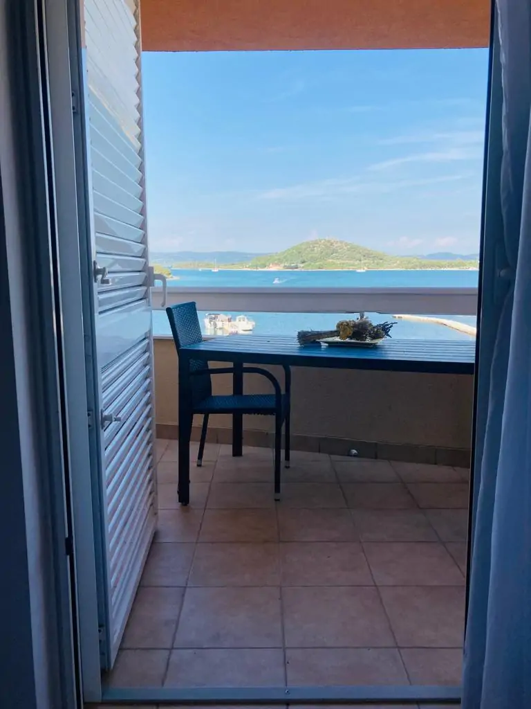 Julia A6 4+2 01 - Kornatica