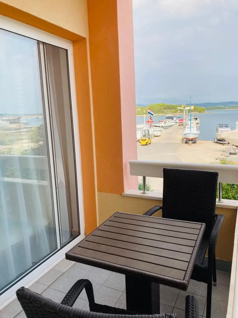 Julia A1 2+2 01 - Kornatica